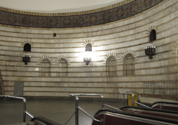 метро Золоты Вортота фото вестибюль между эскалаторам
