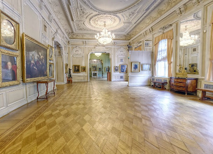 Белый зал в Киевском музее русского исксства