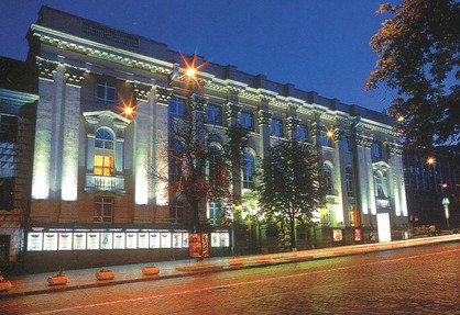 Вечерняя подсветка театра Киевского театра драмы