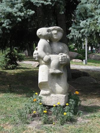 Язичницька скульптура Мадонна в парку Володимирська гірка1
