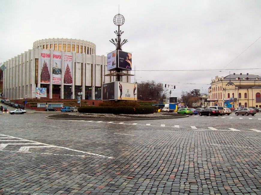 Здания Украинского Дома и Национальной Филармонии Украины на Европейской площади в Киеве