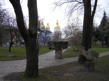 Михайловский собор и скульптуры на владимирской горке в Киеве