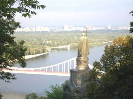Фото памятника святому Владимиру Великому  с панорамой правого берега днепра