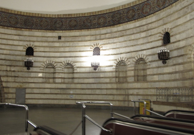 metro Zoloty Vorota valokuvaaula liukuportaiden välissä