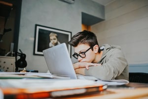 Зрение и цифровые технологии: как экраны влияют на глаза
