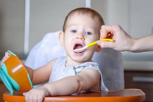 Какую кашу выбрать для прикорма: обычную или специальную детскую